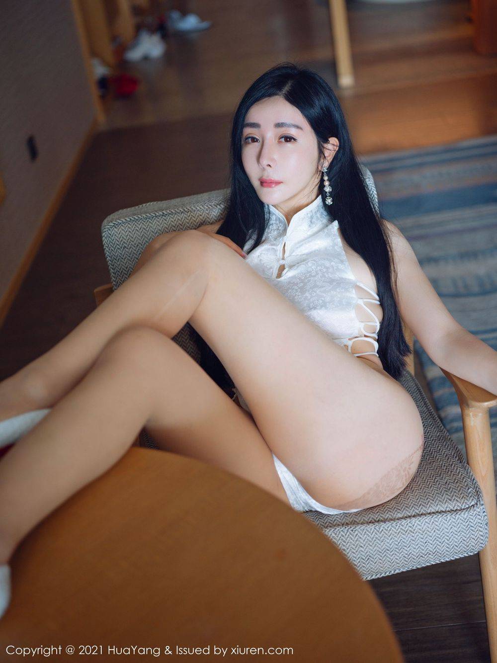 花漾Show美女模特允薾古典旗袍丝袜美腿波涛胸涌三亚旅拍-34