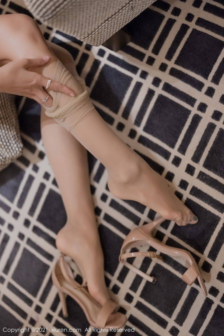 秀人网美女模特蓝夏Akasha轻透长裙丝足美臀系列性感写真-32