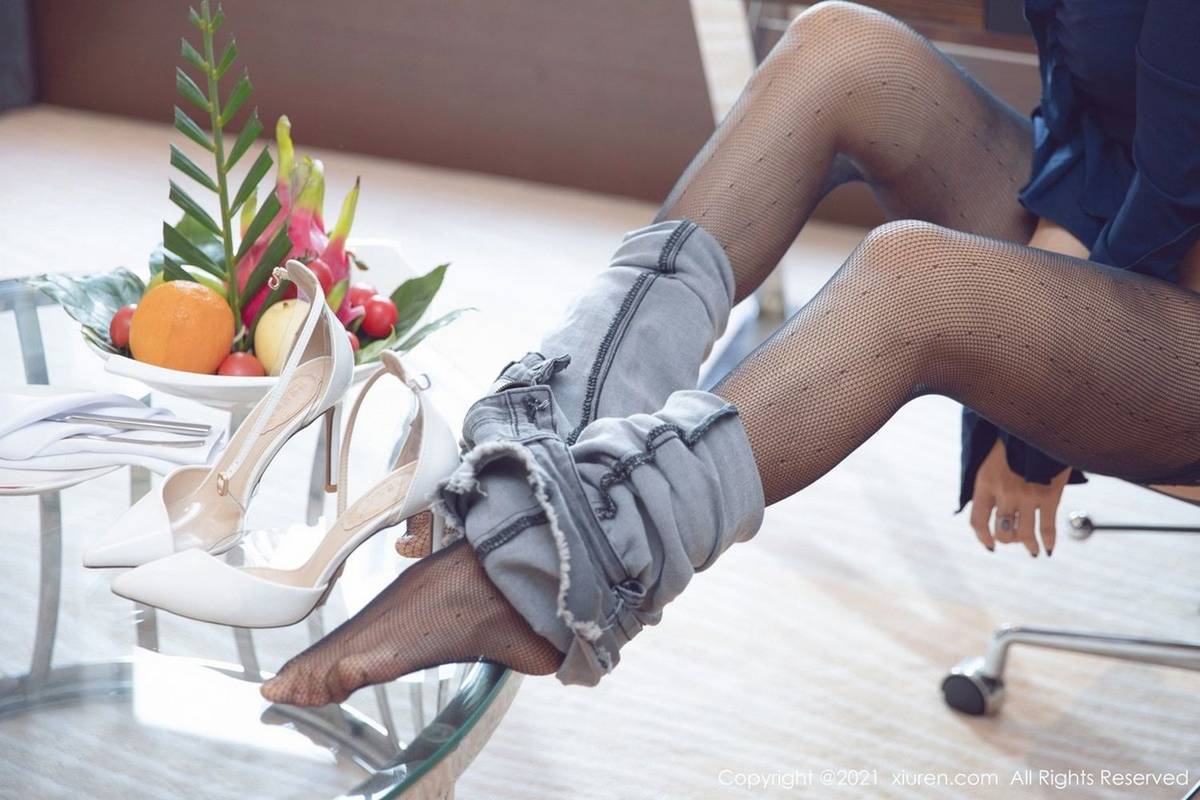 尤蜜荟美女模特蓝夏Akasha率直牛仔裤酥胸美臀系列性感写真-25