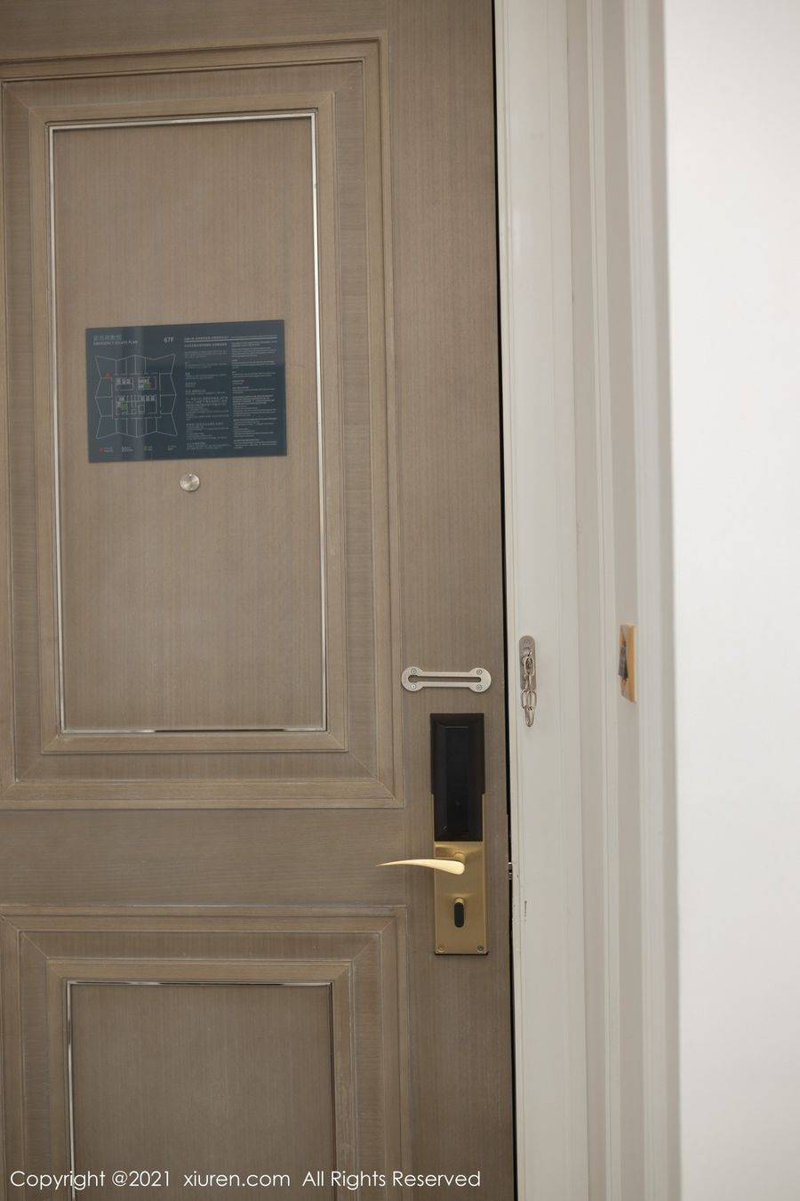 秀人网美女模特安然Maleah丝袜美腿短发人妻系列性感写真-14