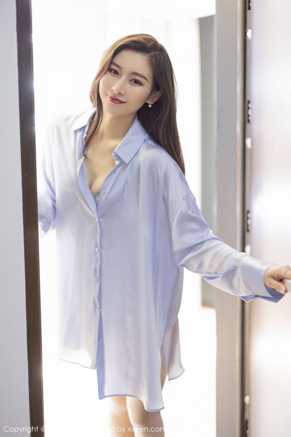 爱蜜社气质美女Vanessa大号浅蓝色衬衫独特女友视角性感写真