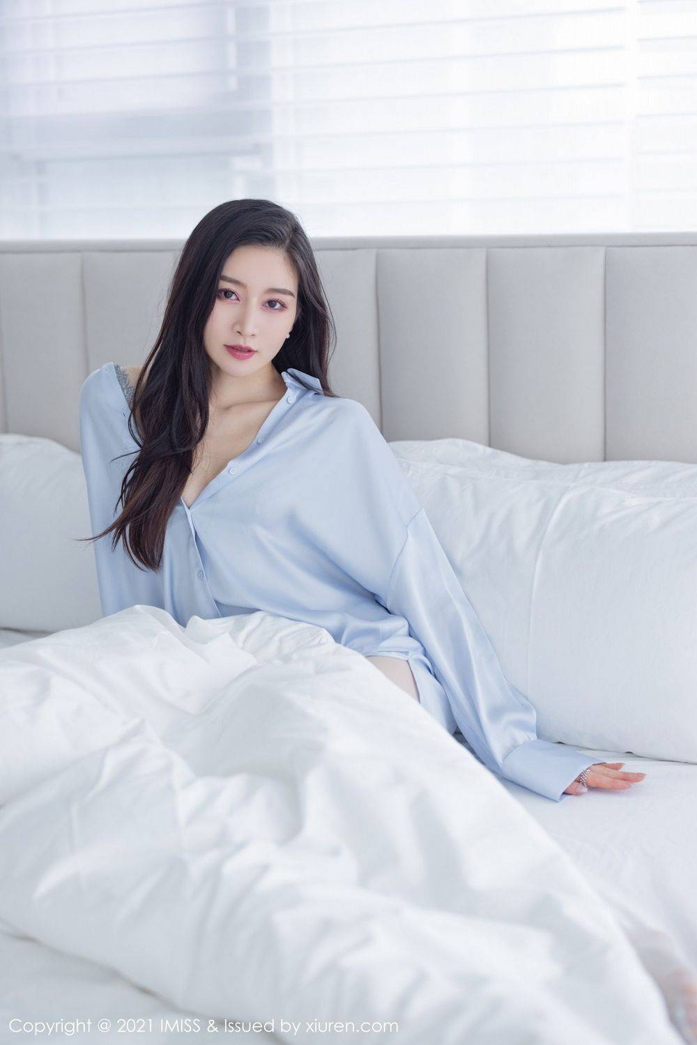 爱蜜社气质美女Vanessa大号浅蓝色衬衫独特女友视角性感写真-15