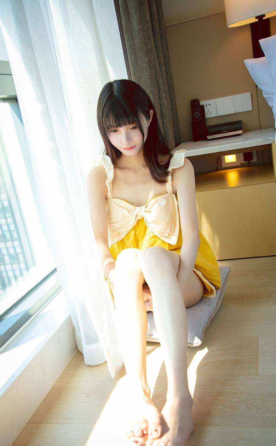 美女模特尤果猫猫黄色连衣裙她不是酸酸的柠檬精主题写真-10