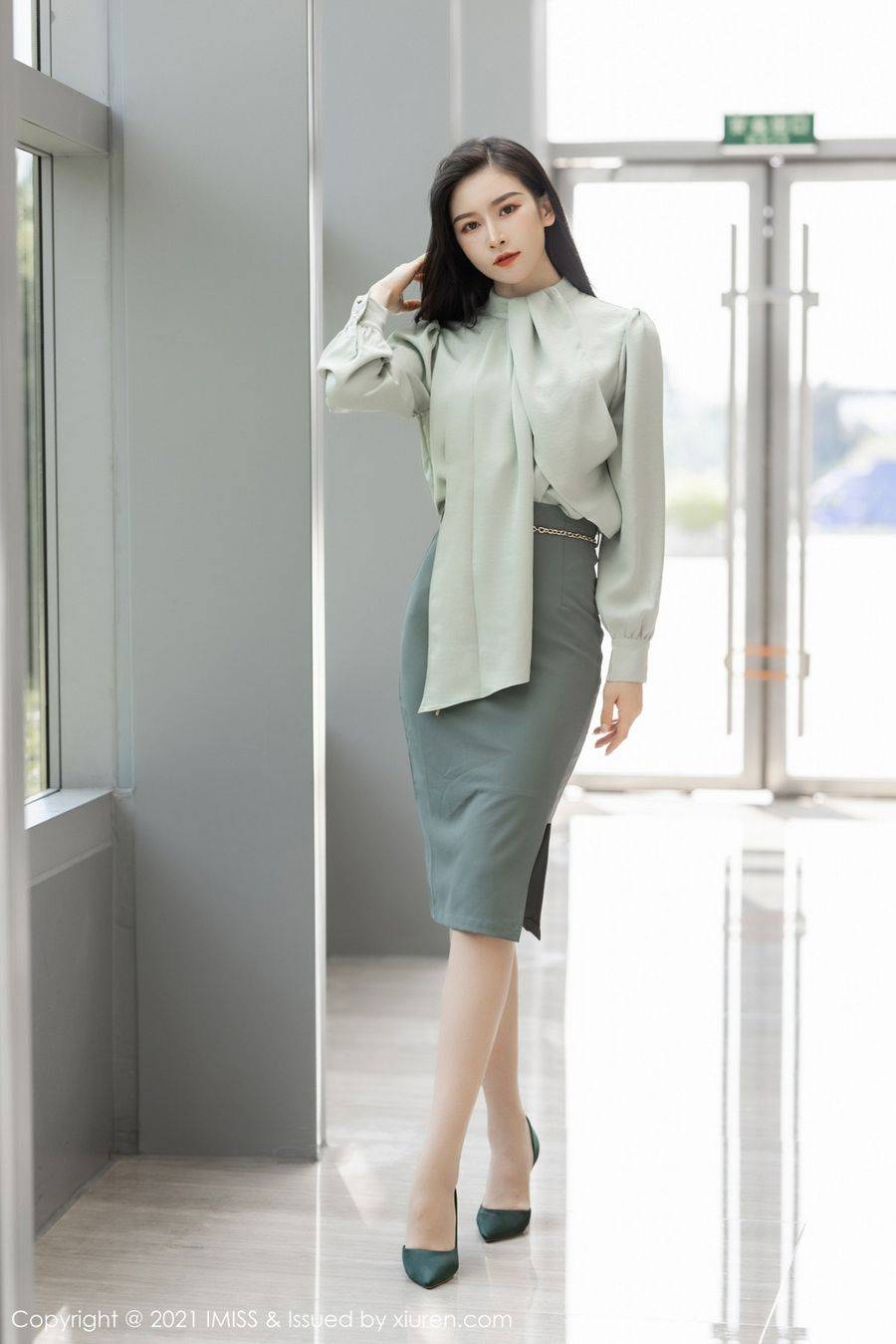 爱蜜社气质美女Vanessa素色服饰白色内衣袅袅动人性感写真-2