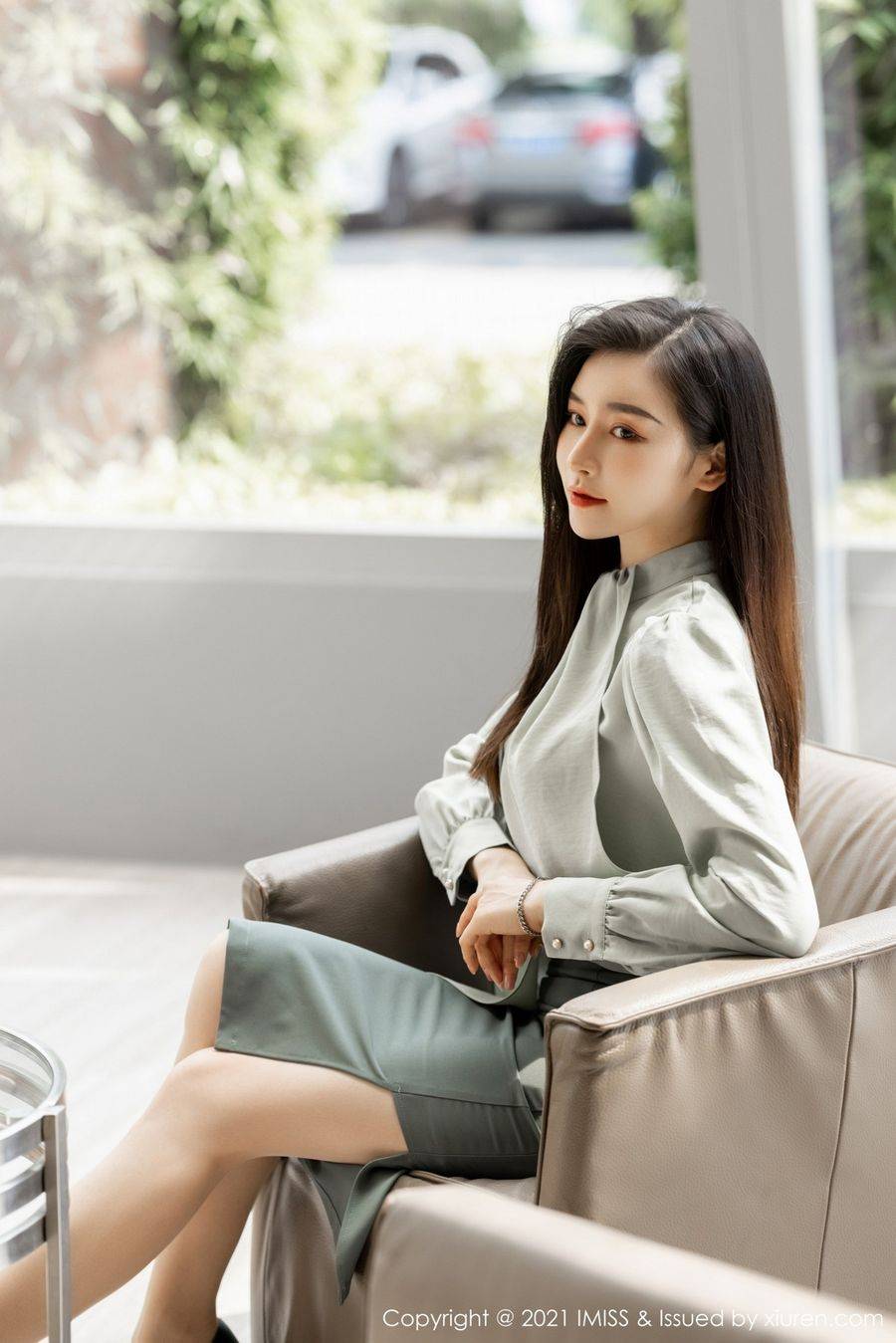 爱蜜社气质美女Vanessa素色服饰白色内衣袅袅动人性感写真-4