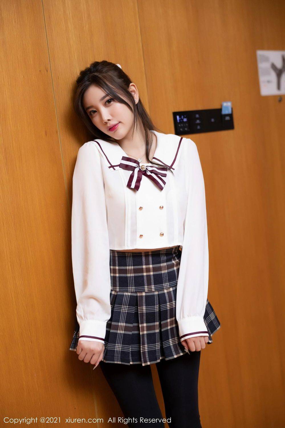 秀人网性感女神杨晨晨Yome格子裙学院风制服朦胧丝袜写真