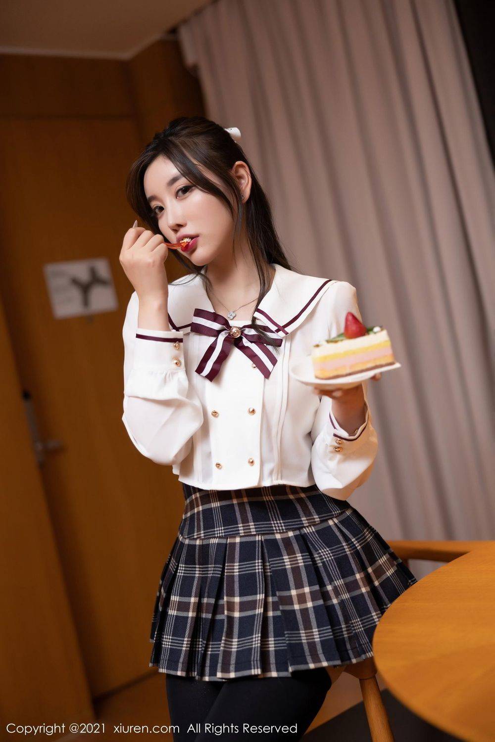 秀人网性感女神杨晨晨Yome格子裙学院风制服朦胧丝袜写真-9