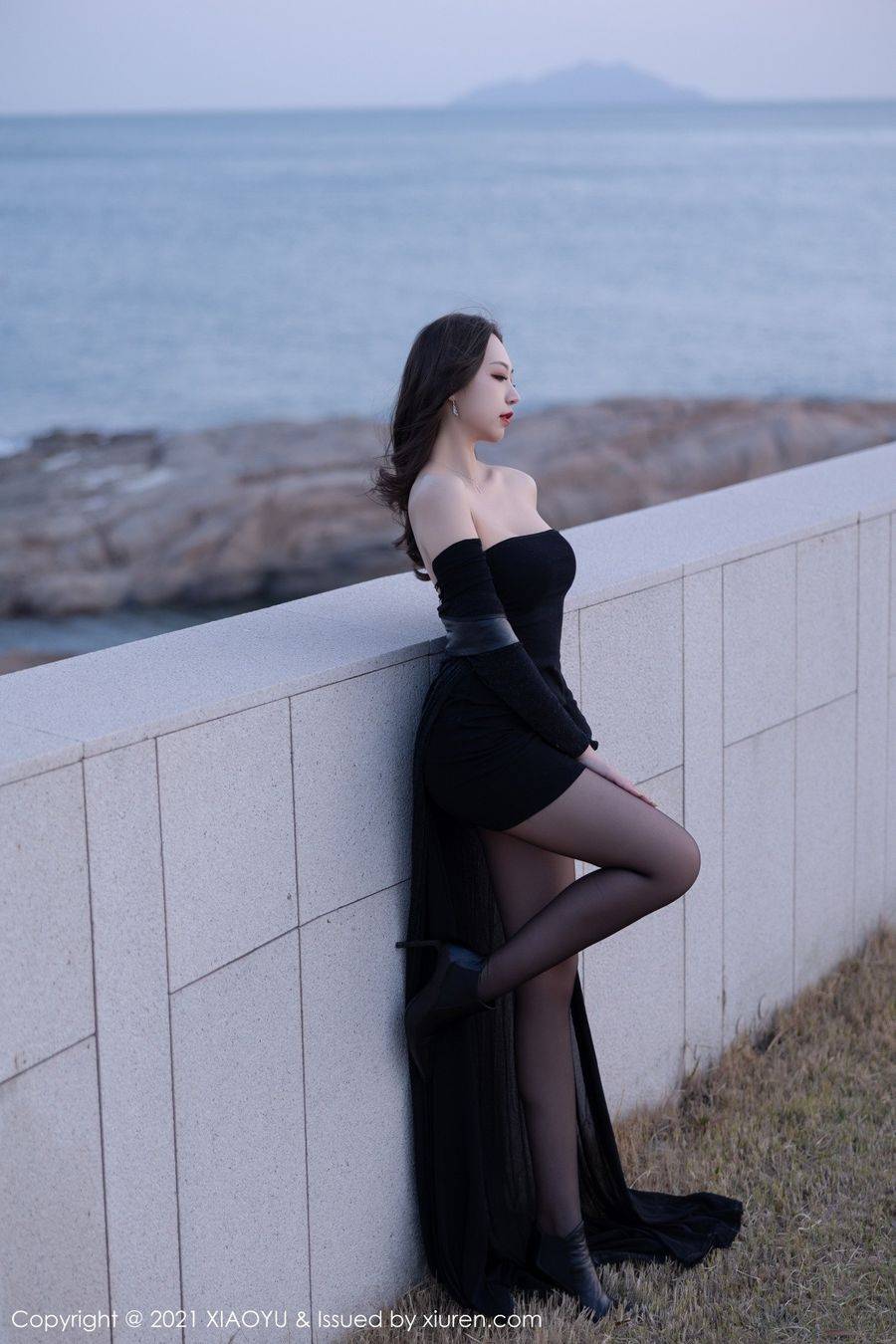 语画界美女模特郑颖姗Bev黑丝美腿+抹胸礼裙系列青岛旅拍-4