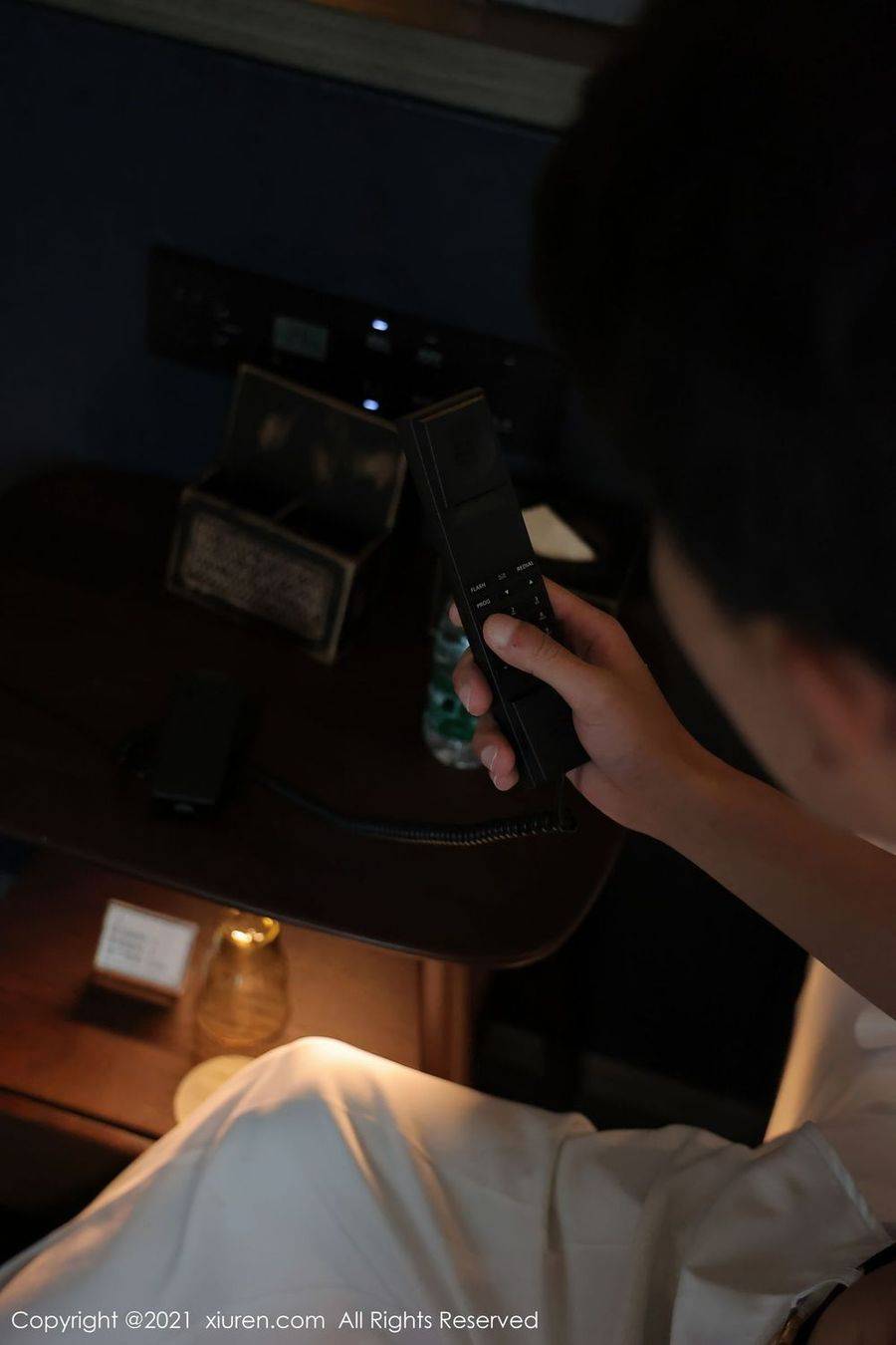 秀人网美女模特美七Mia黑丝美腿豹纹服饰红酒主题性感写真