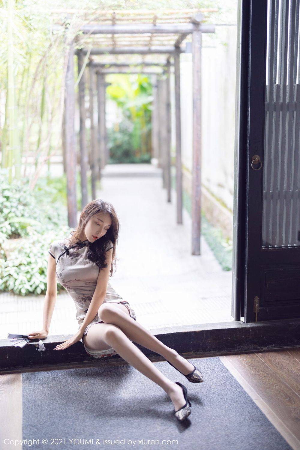 尤蜜荟丽质美女玥儿玥er古典旗袍丝袜美腿户外系列杭州旅拍-25