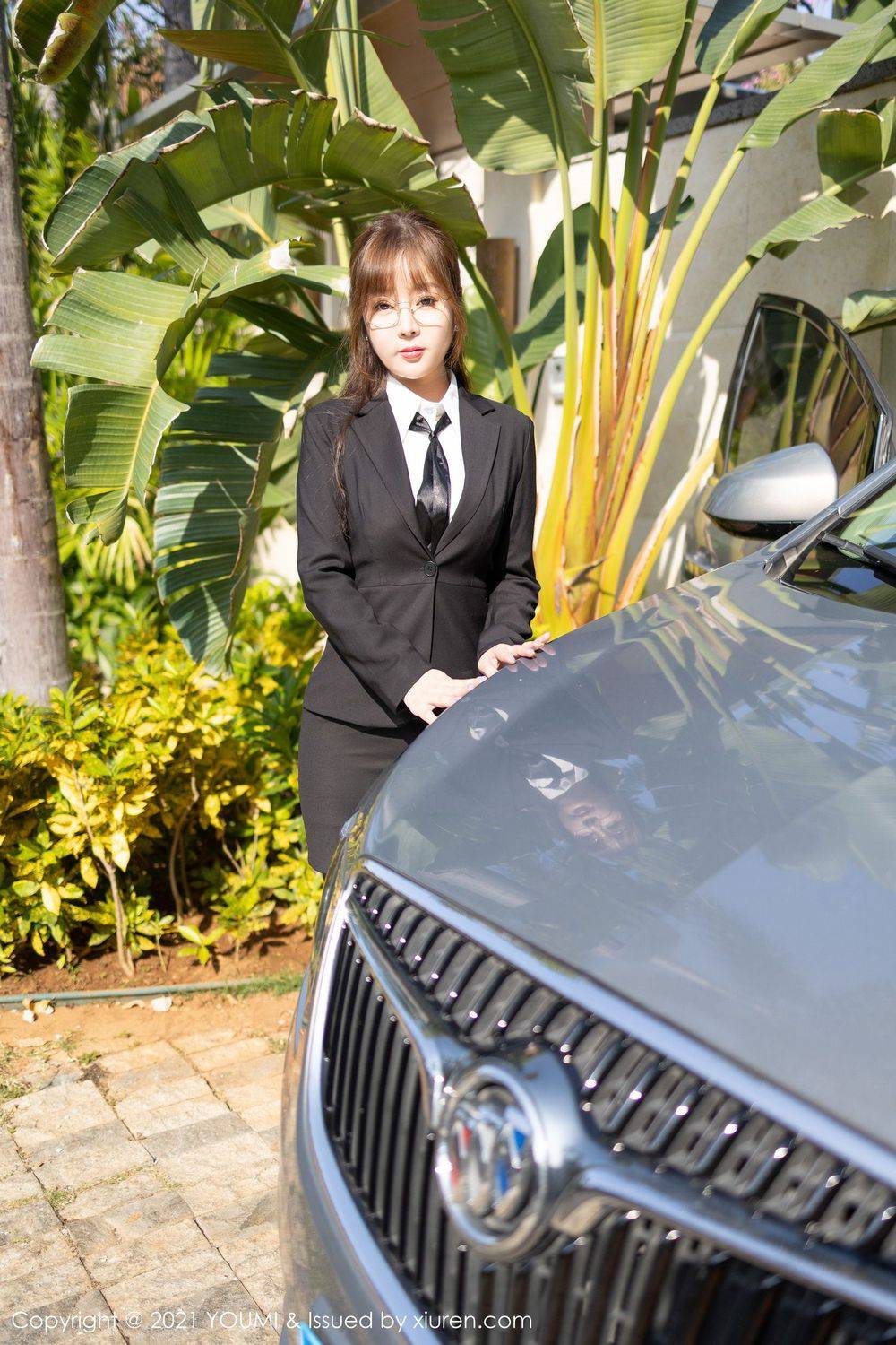 秀人网性感女神王雨纯动感车拍与眼镜OL熟女气息三亚旅拍