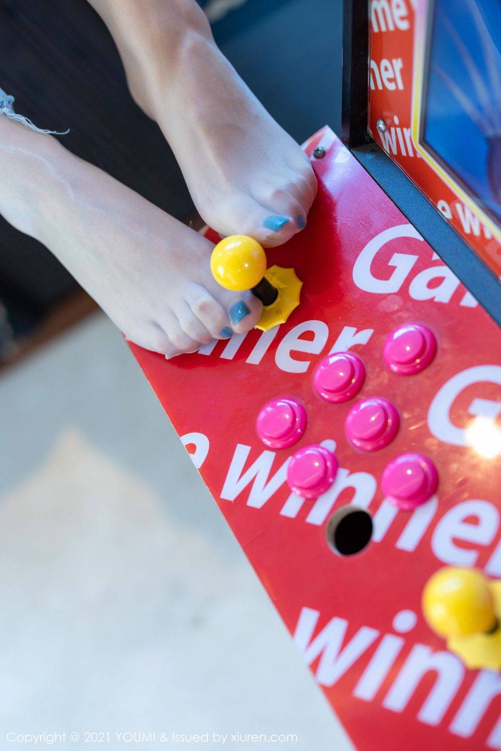 尤蜜荟性感女神王雨纯直爽牛仔裤与朦胧丝袜系列三亚旅拍-33