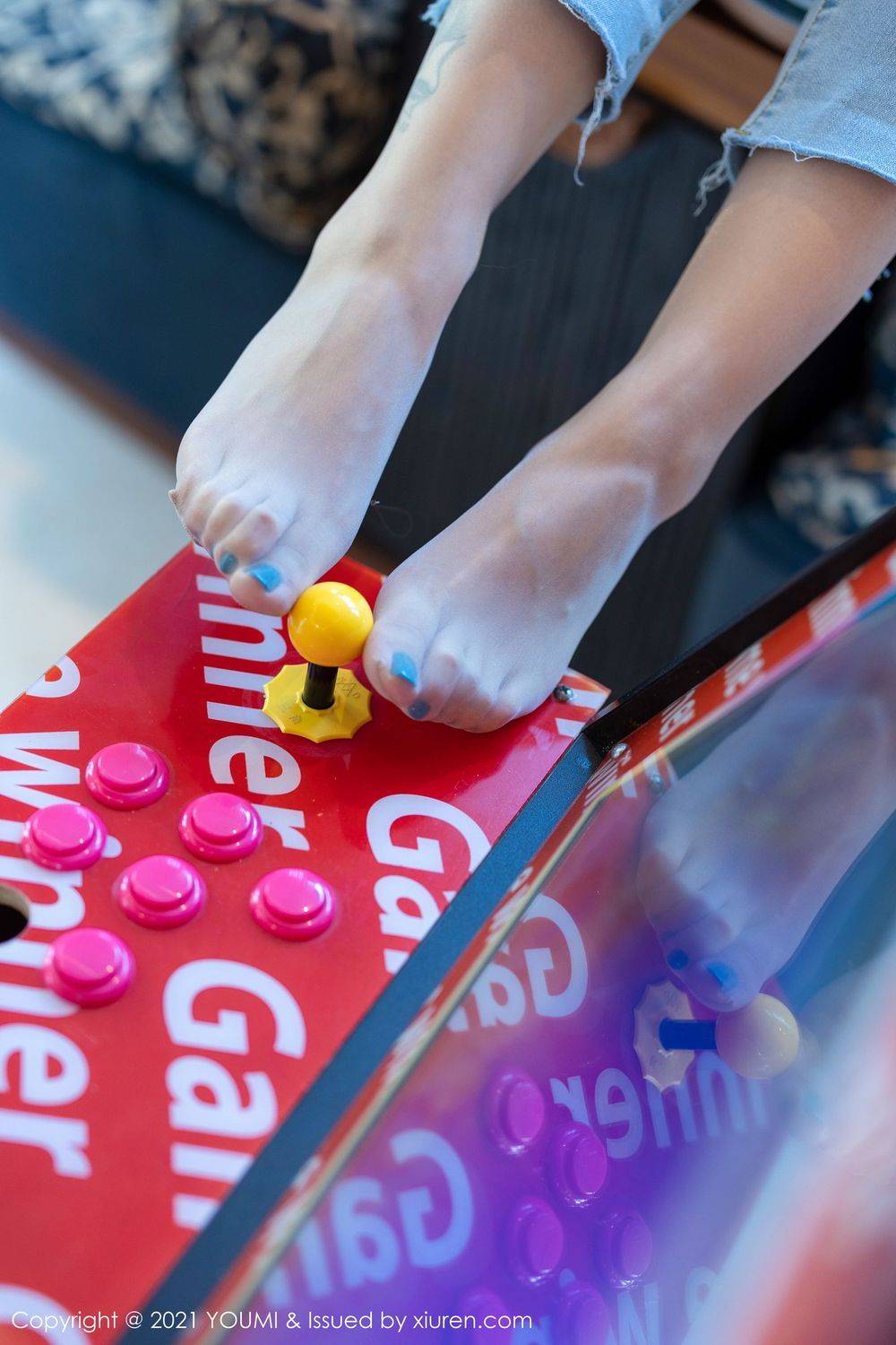 尤蜜荟性感女神王雨纯直爽牛仔裤与朦胧丝袜系列三亚旅拍-34