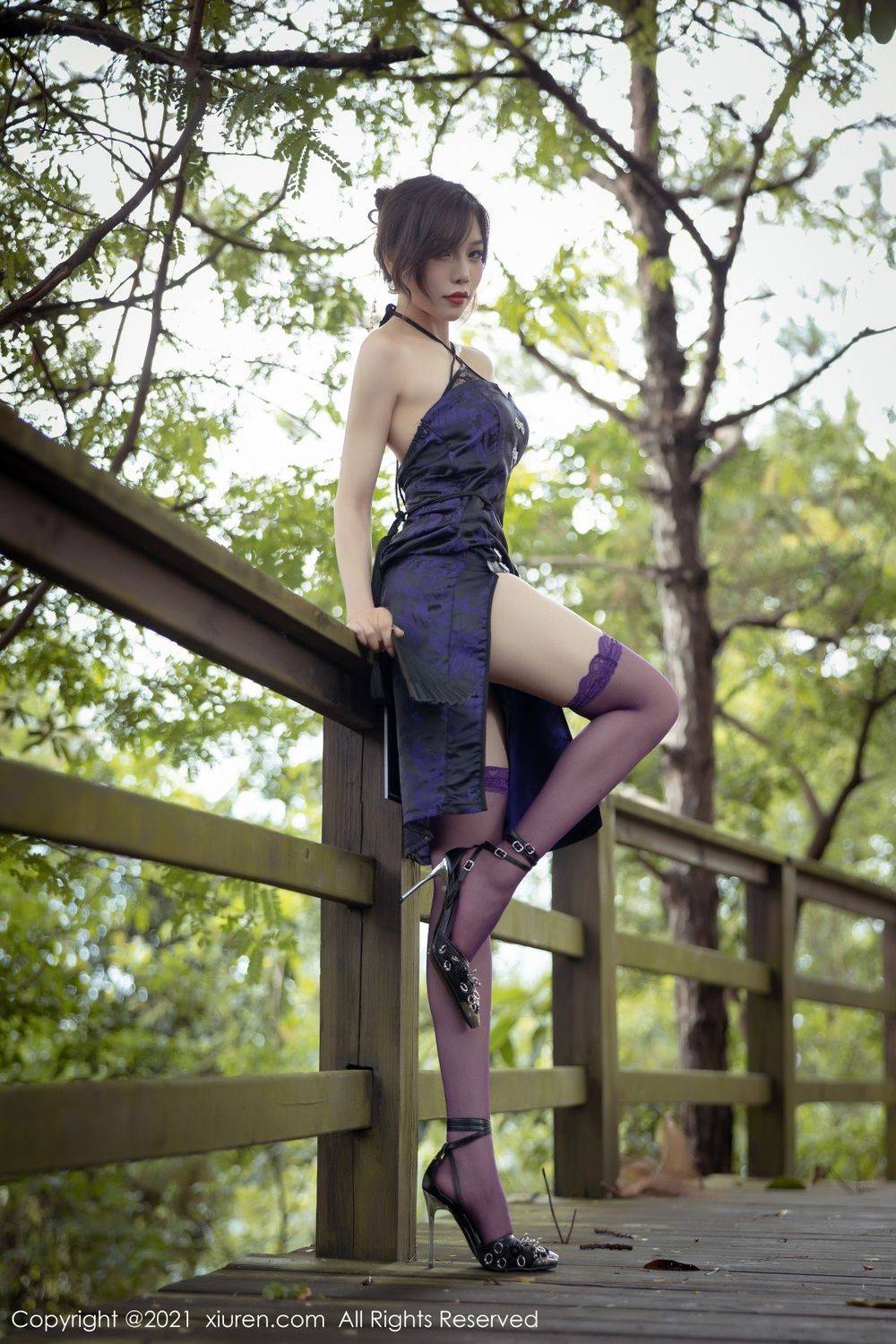 秀人网性感女神芝芝Booty紫色旗袍+紫色丝袜系列迷情套图-13