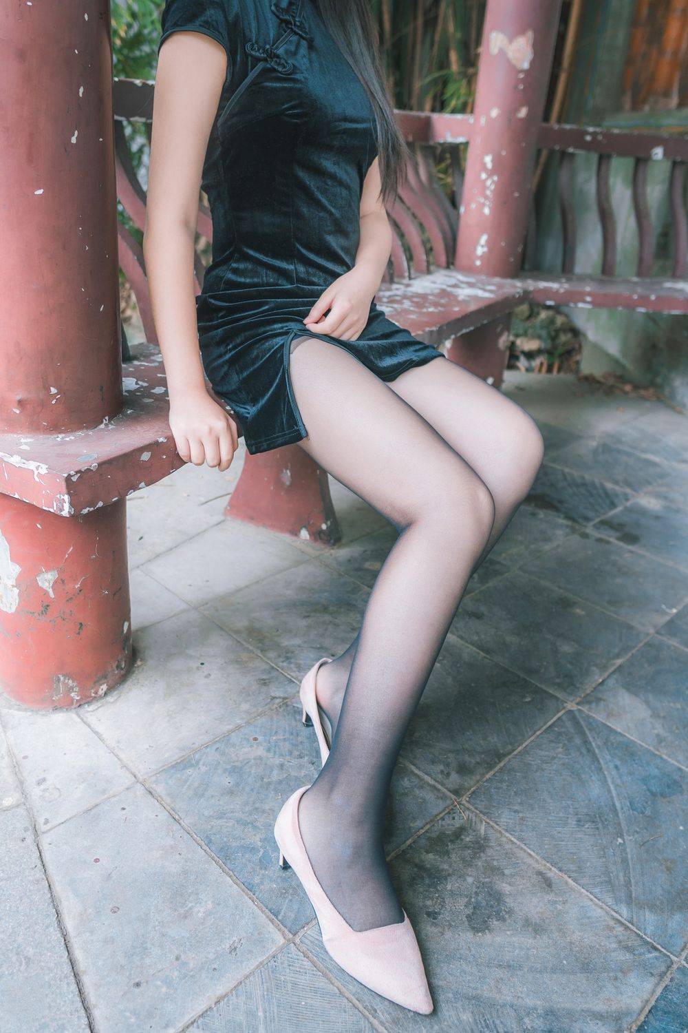 喵糖映画清纯美少女黑丝美腿+黑色旗袍系列户外公园写真-2