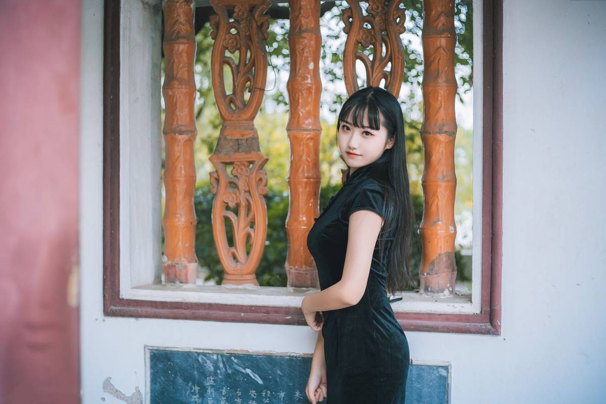 喵糖映画清纯美少女黑丝美腿+黑色旗袍系列户外公园写真-3