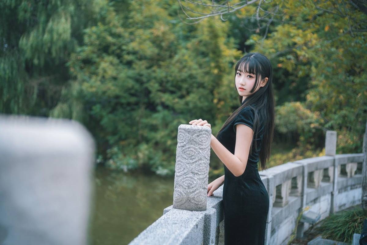 喵糖映画清纯美少女黑丝美腿+黑色旗袍系列户外公园写真-8