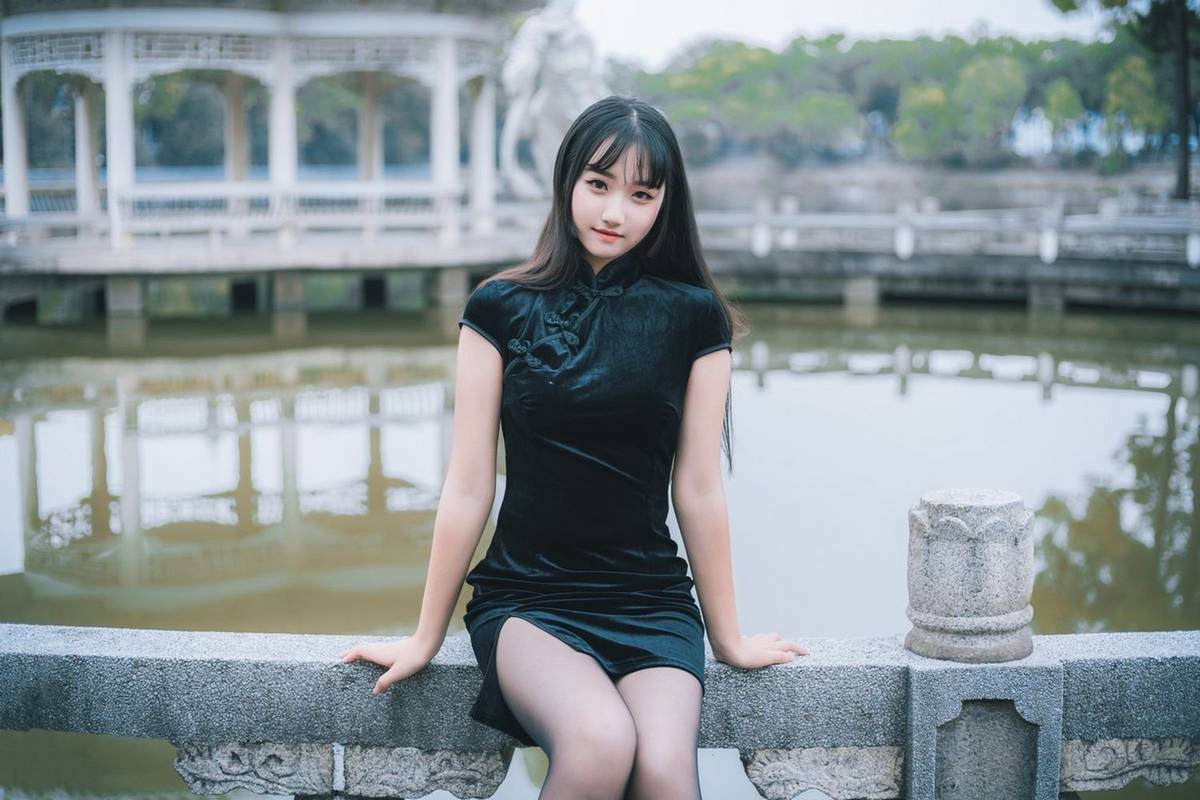 喵糖映画清纯美少女黑丝美腿+黑色旗袍系列户外公园写真-6