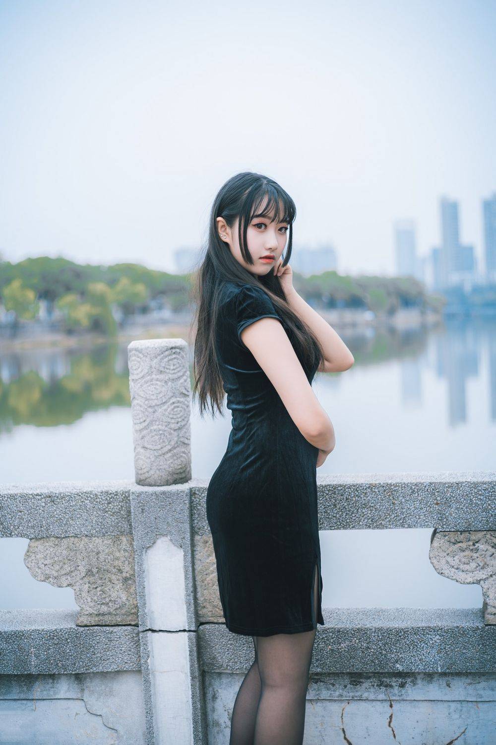 喵糖映画清纯美少女黑丝美腿+黑色旗袍系列户外公园写真-9