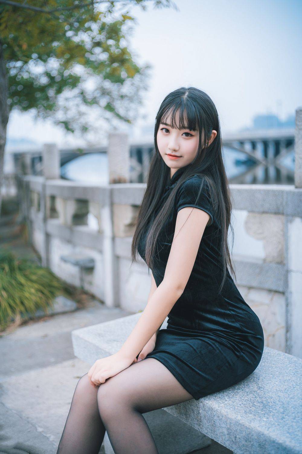 喵糖映画清纯美少女黑丝美腿+黑色旗袍系列户外公园写真-10