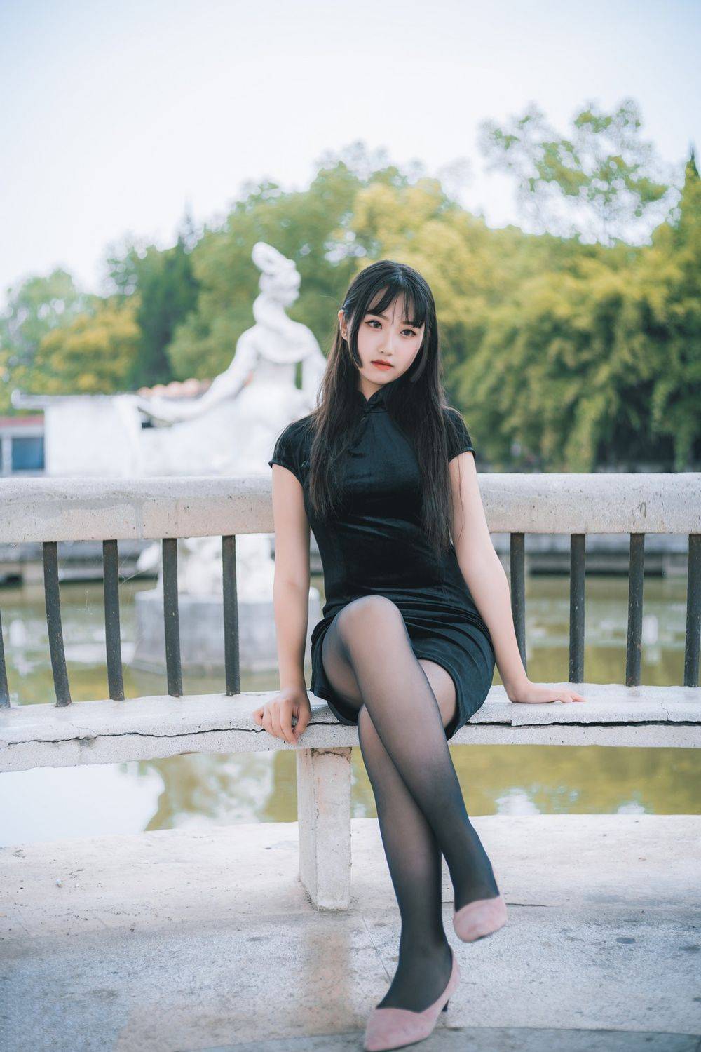 喵糖映画清纯美少女黑丝美腿+黑色旗袍系列户外公园写真-20