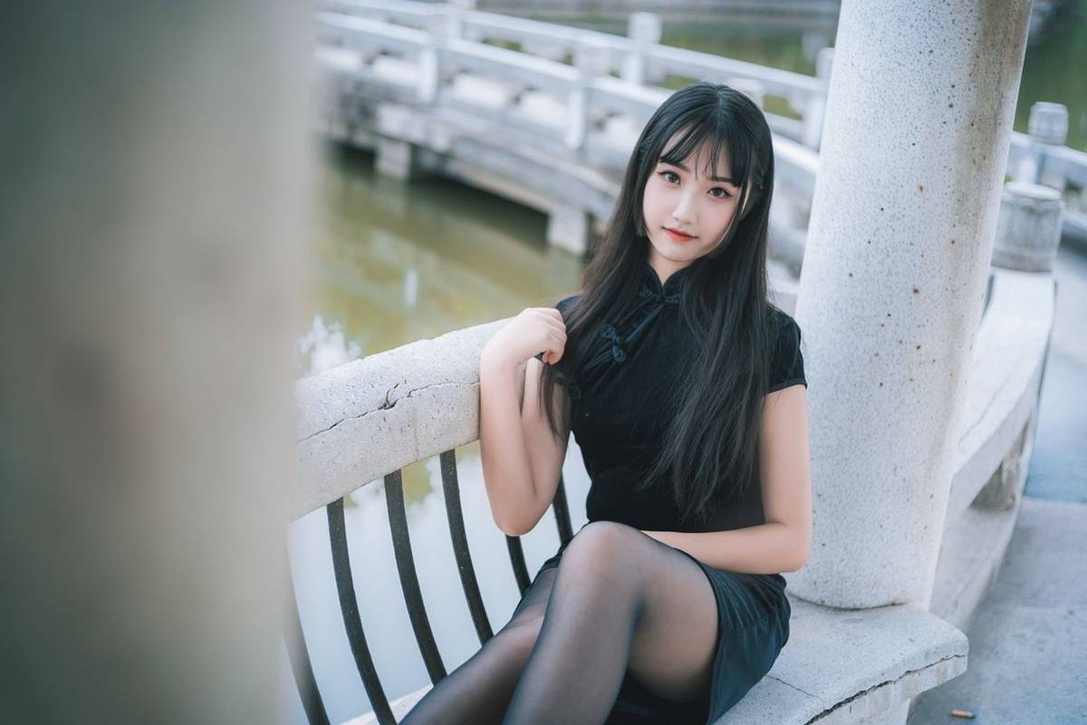 喵糖映画清纯美少女黑丝美腿+黑色旗袍系列户外公园写真-22