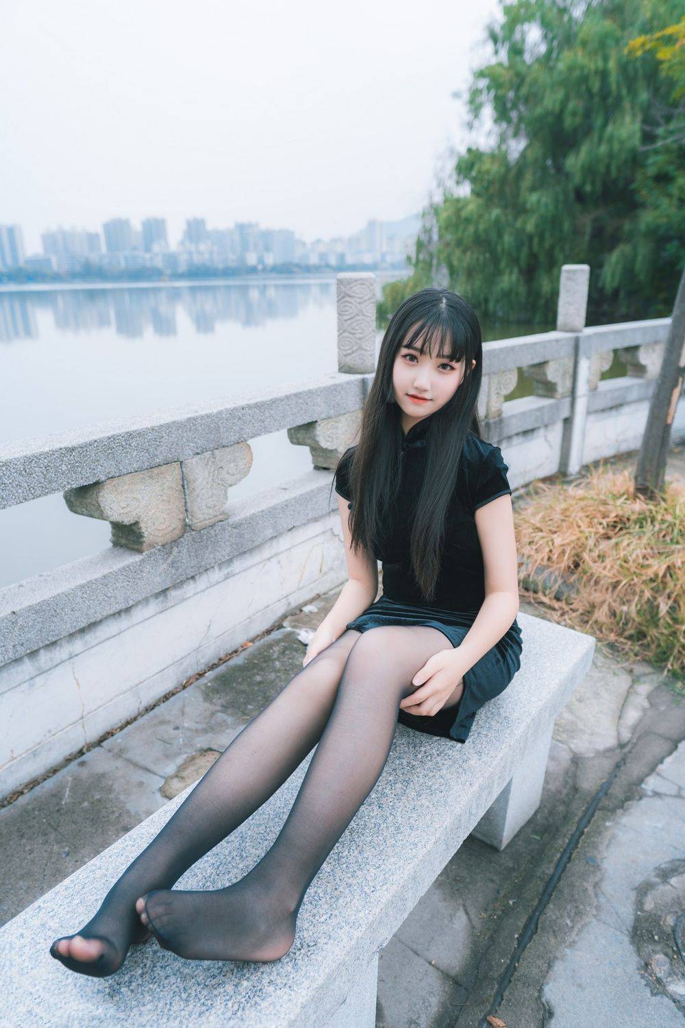 喵糖映画清纯美少女黑丝美腿+黑色旗袍系列户外公园写真-30