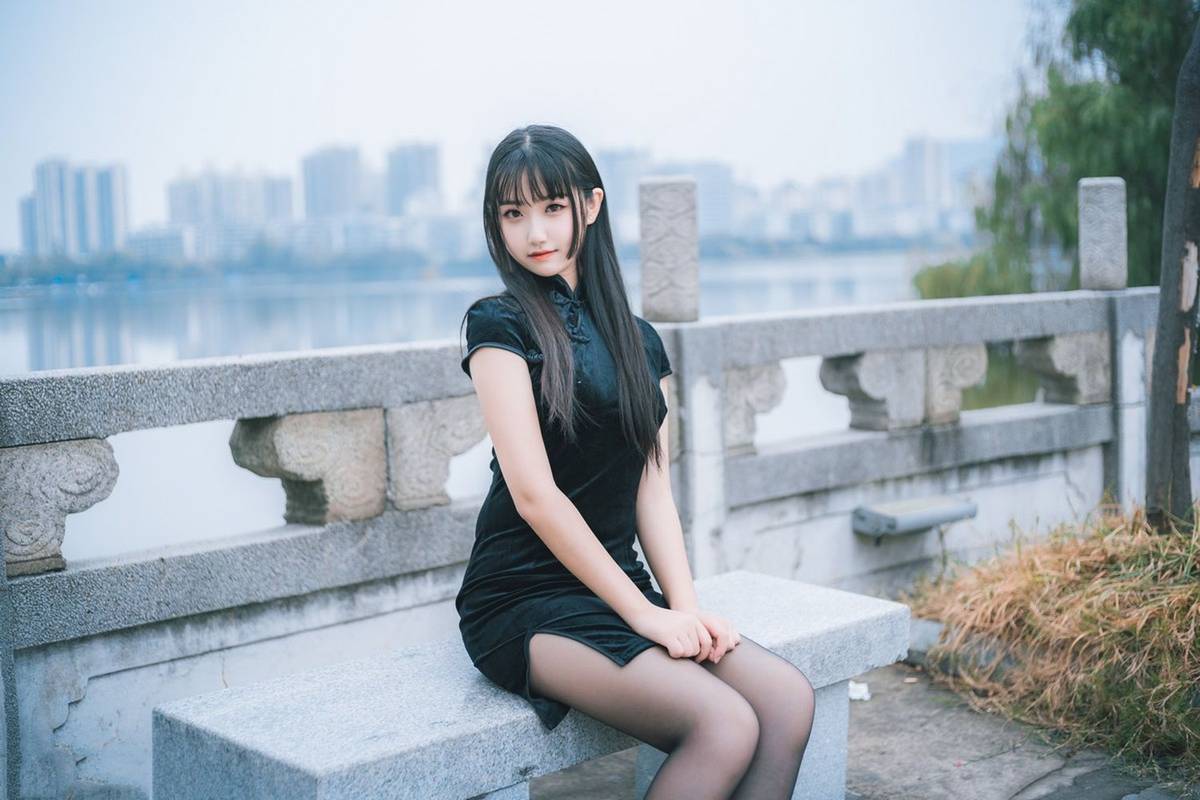 喵糖映画清纯美少女黑丝美腿+黑色旗袍系列户外公园写真-32