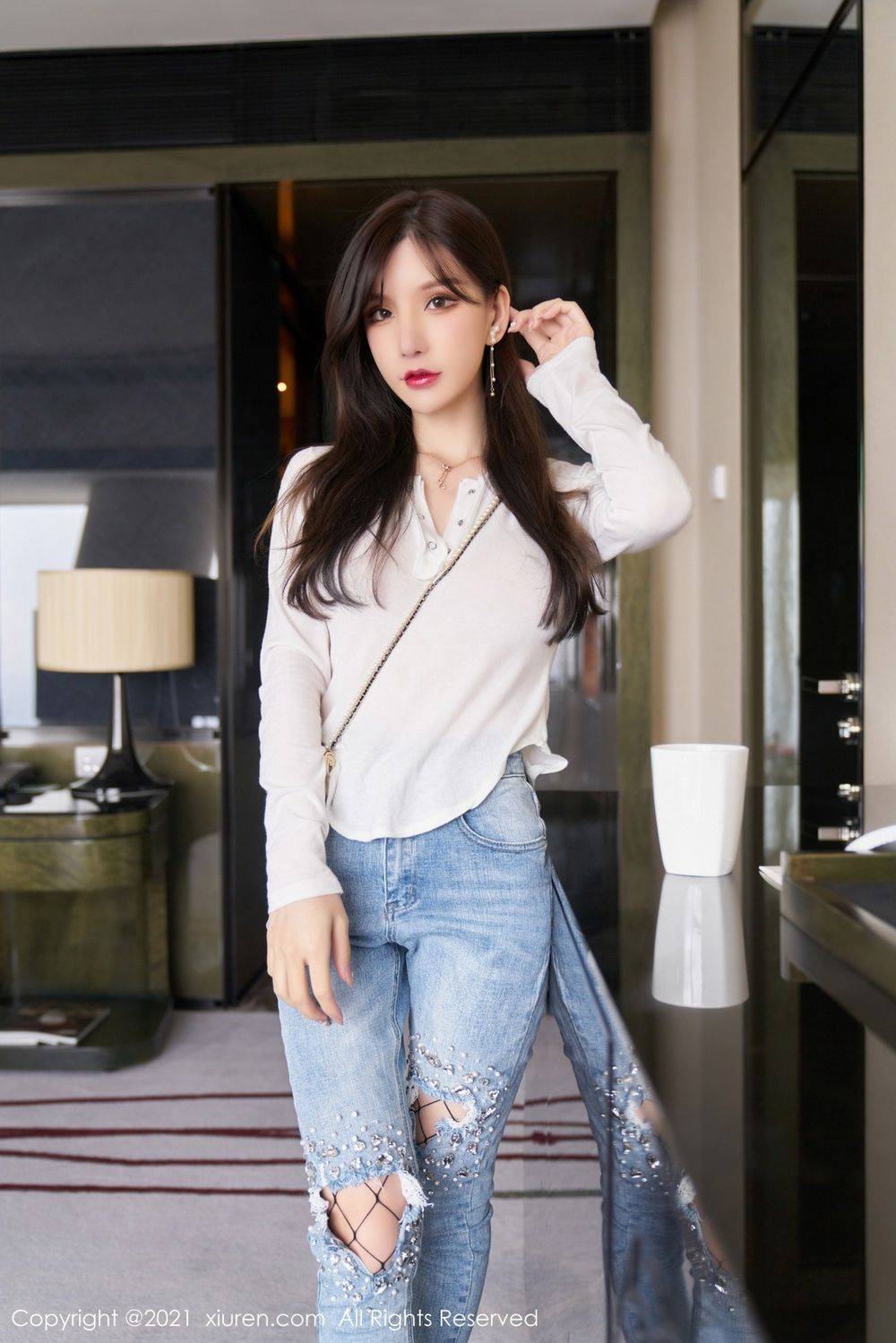 秀人网性感女神周于希Sandy率直牛仔裤与洁白轻薄上衣写真-9