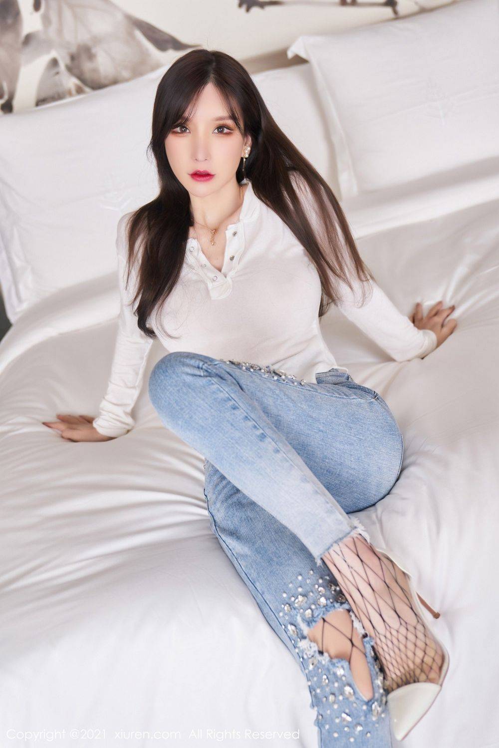 秀人网性感女神周于希Sandy率直牛仔裤与洁白轻薄上衣写真-17