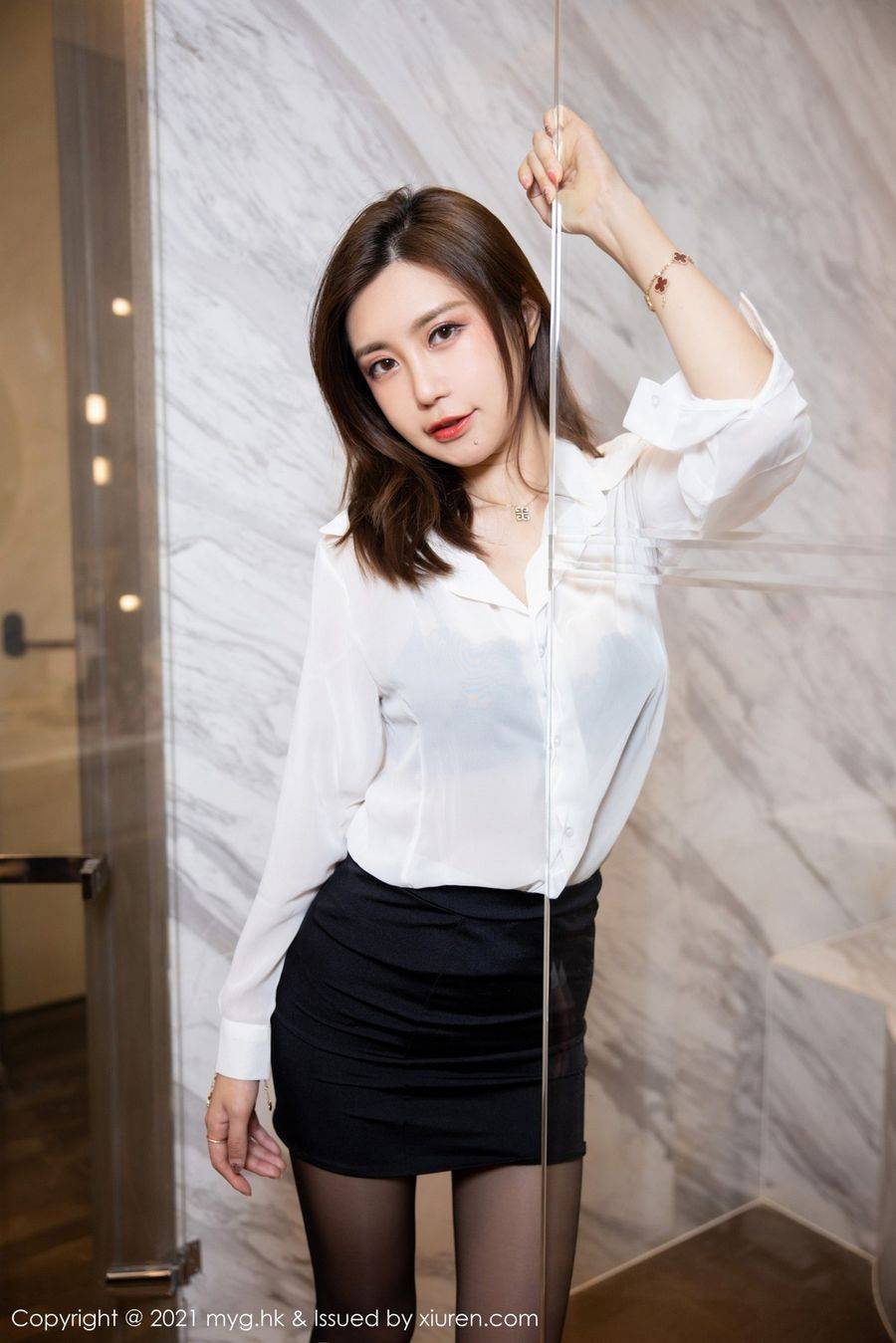 美媛馆性感女神绮里嘉Carina黑白职业装与浴室系列杭州旅拍-35