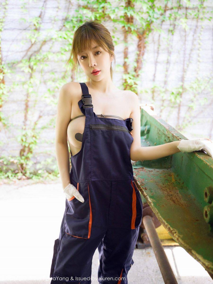 花漾Show性感女神王雨纯灵动连体丝袜修理工服饰阳朔旅拍-32