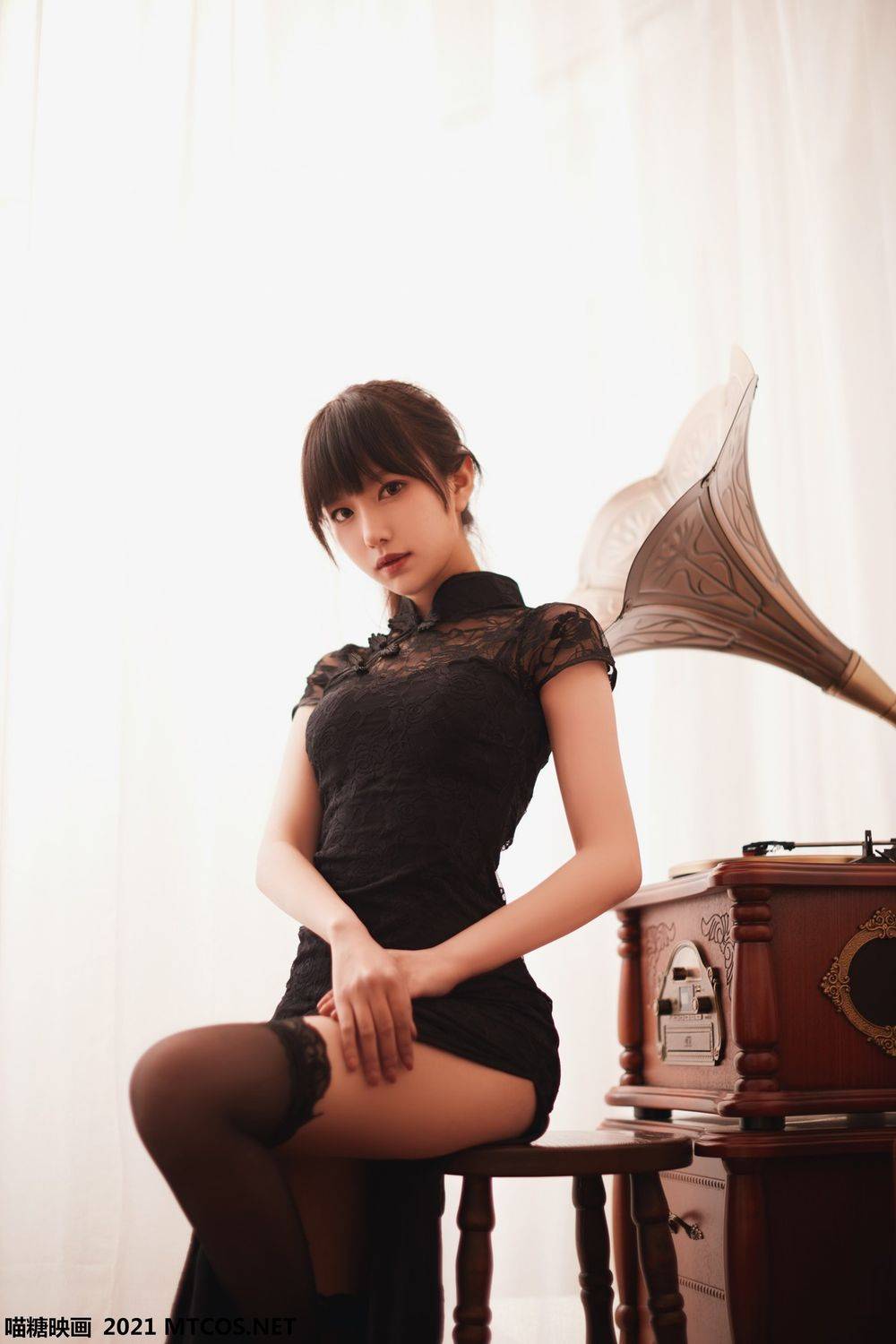 喵糖映画齐刘海美少女黑丝网袜黑色旗袍完美身材迷人写真-14