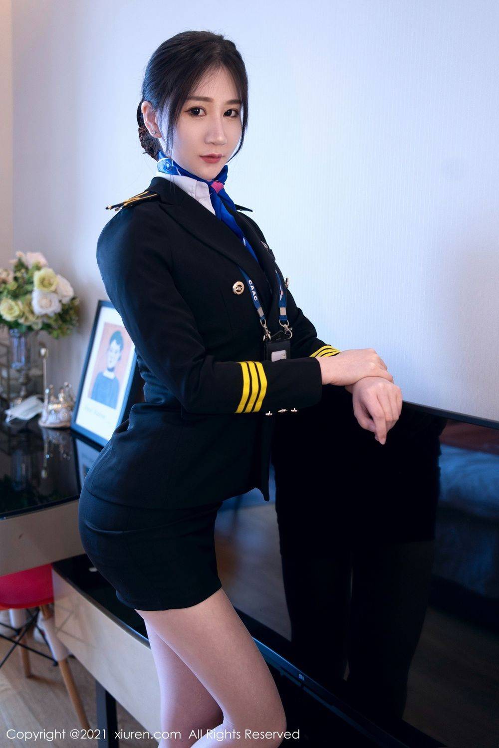 秀人网美女模特顾桥楠Cora丝袜美腿空姐制服魔鬼身材写真-12