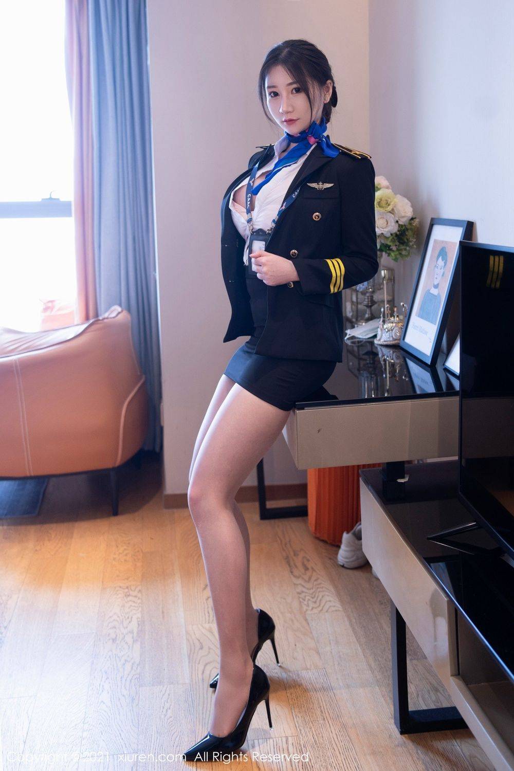 秀人网美女模特顾桥楠Cora丝袜美腿空姐制服魔鬼身材写真-17