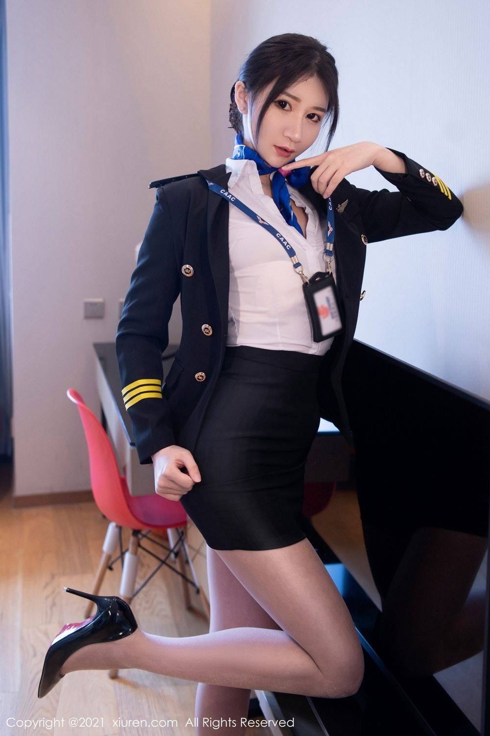秀人网美女模特顾桥楠Cora丝袜美腿空姐制服魔鬼身材写真-14