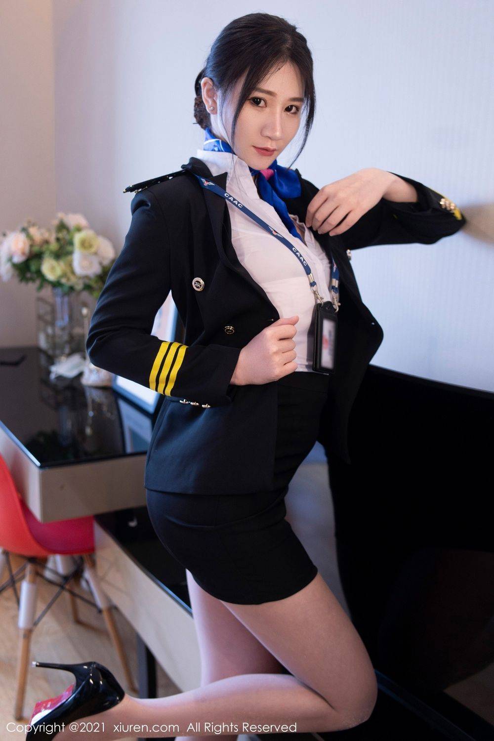 秀人网美女模特顾桥楠Cora丝袜美腿空姐制服魔鬼身材写真-15