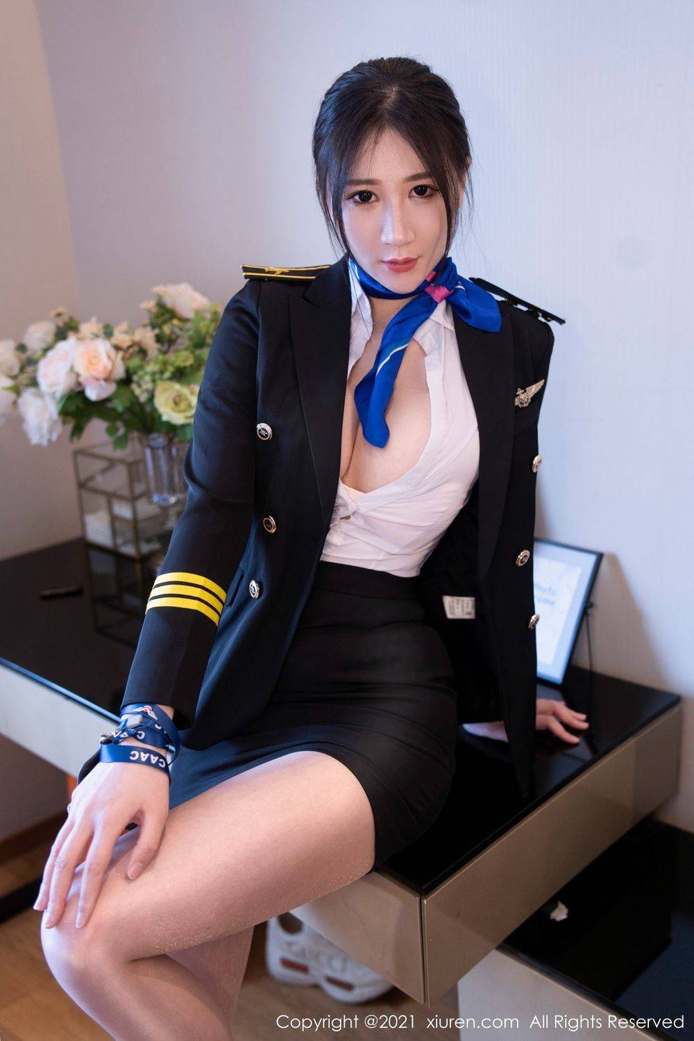 秀人网美女模特顾桥楠Cora丝袜美腿空姐制服魔鬼身材写真-18