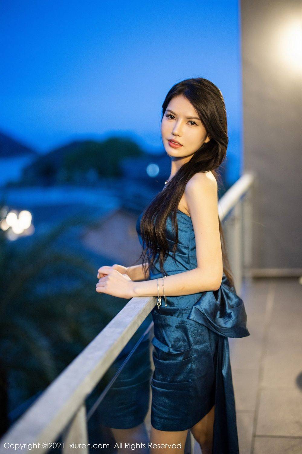 秀人网美女模特媛媛酱belle深蓝色礼裙御姐气息杭州撩人旅拍-2