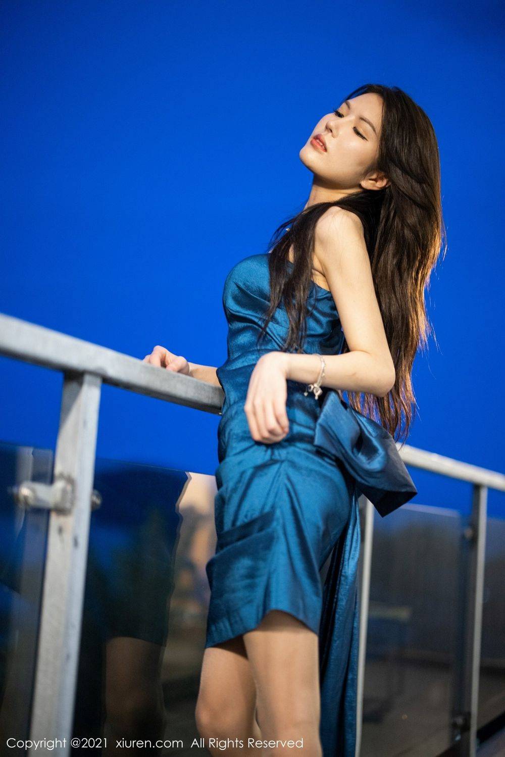 秀人网美女模特媛媛酱belle深蓝色礼裙御姐气息杭州撩人旅拍-9