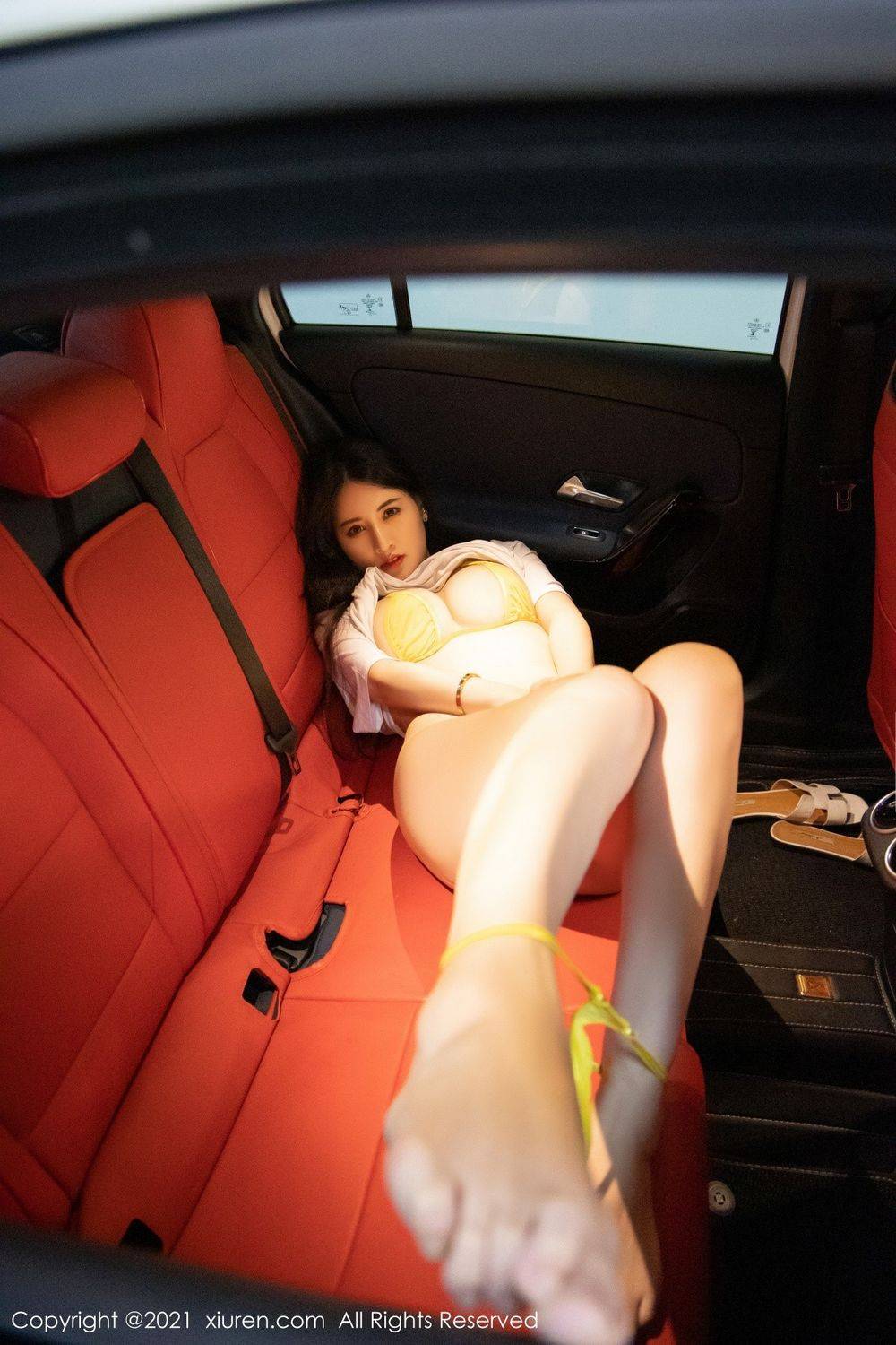 秀人网美女模特陈诗诗kiki丰腴有致惹火身段车拍系列写真-50