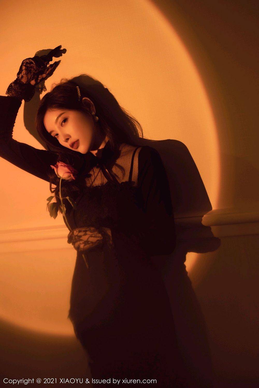 秀人网性感女神杨晨晨sugar黑丝美腿暗色调下高开叉浴室写真-26