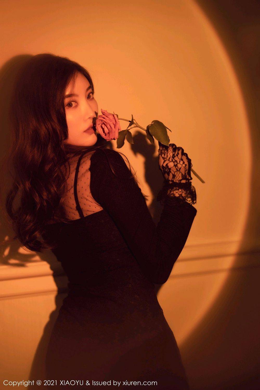 秀人网性感女神杨晨晨sugar黑丝美腿暗色调下高开叉浴室写真-27