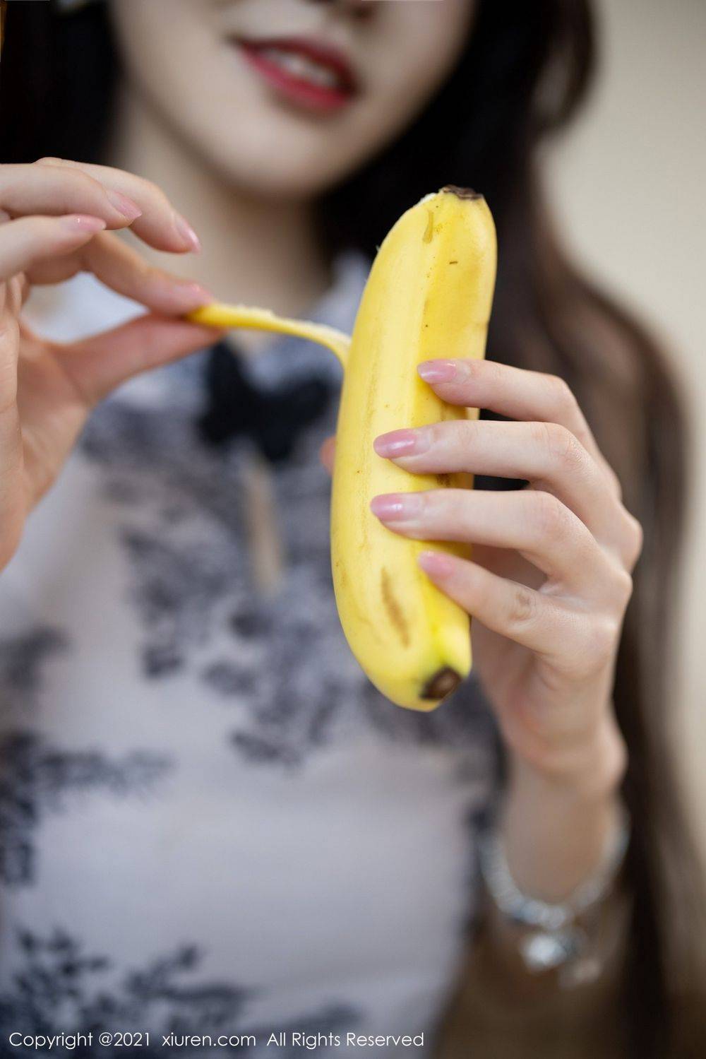 秀人网新人模特媛媛酱belle古典旗袍与黑丝美腿系列杭州旅拍-29