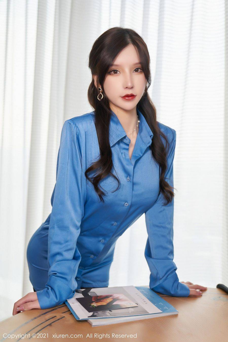 秀人网性感女神周于希Sandy华丽蓝色上衣+黑丝吊袜大理旅拍-8