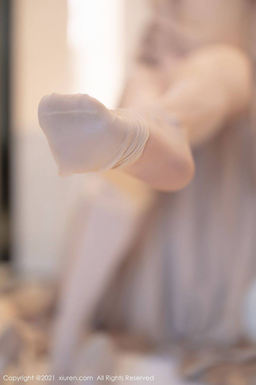 语画界性感女神芝芝Booty香槟色长裙丝袜美腿内衣系列写真-46