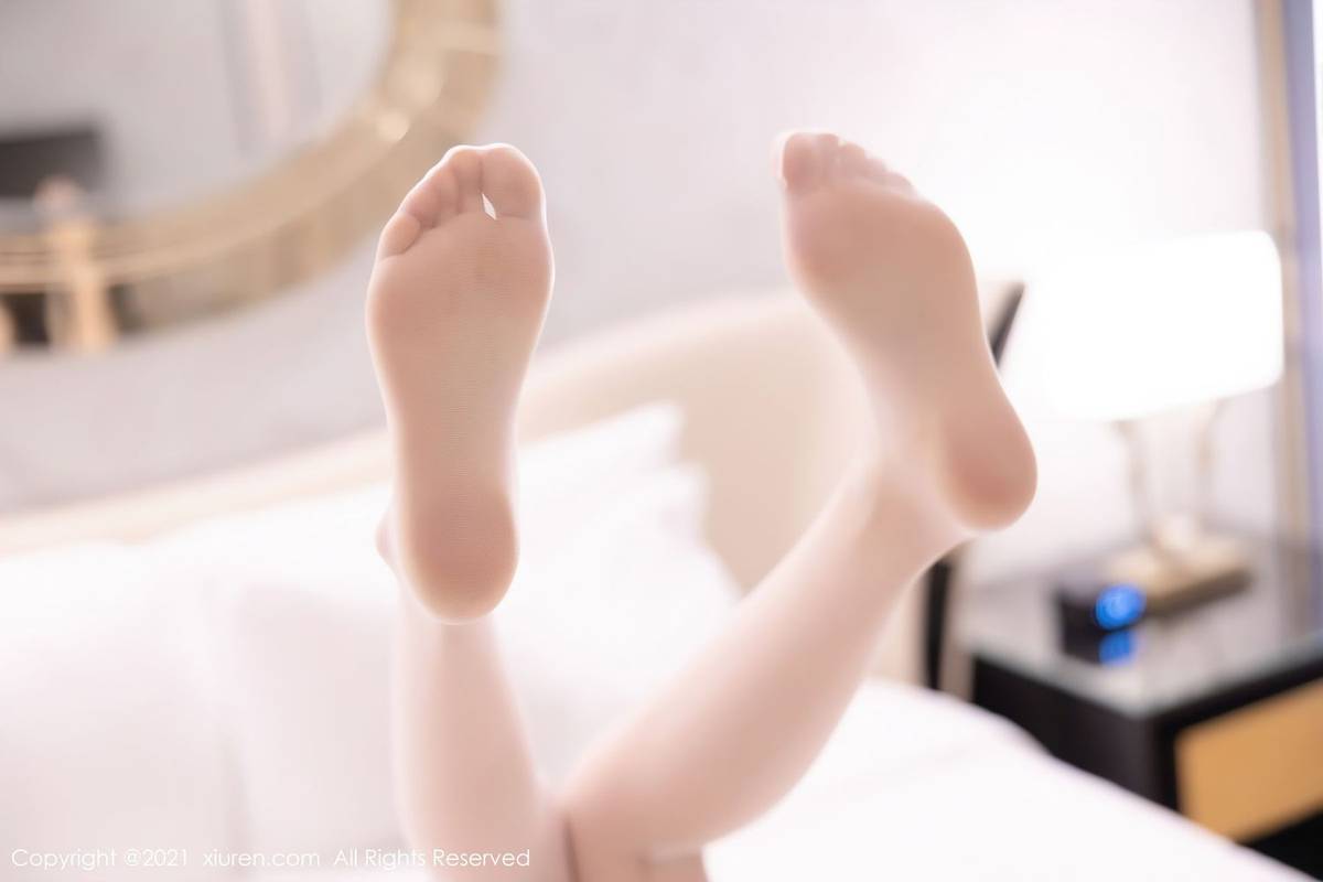 秀人网气质女神梦心玥典雅旗袍与朦胧丝袜澳门心愿旅拍-48