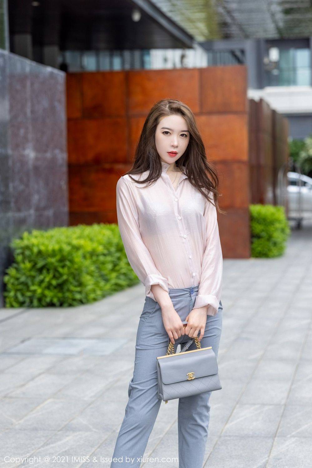 爱蜜社美女模特梦心玥丝足美腿都市OL妩媚动人系列心愿旅拍