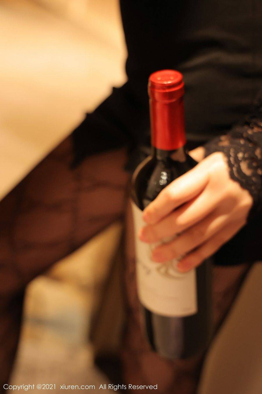 秀人网新人模特summer宝宝独自买醉浴室缕空服饰系列写真