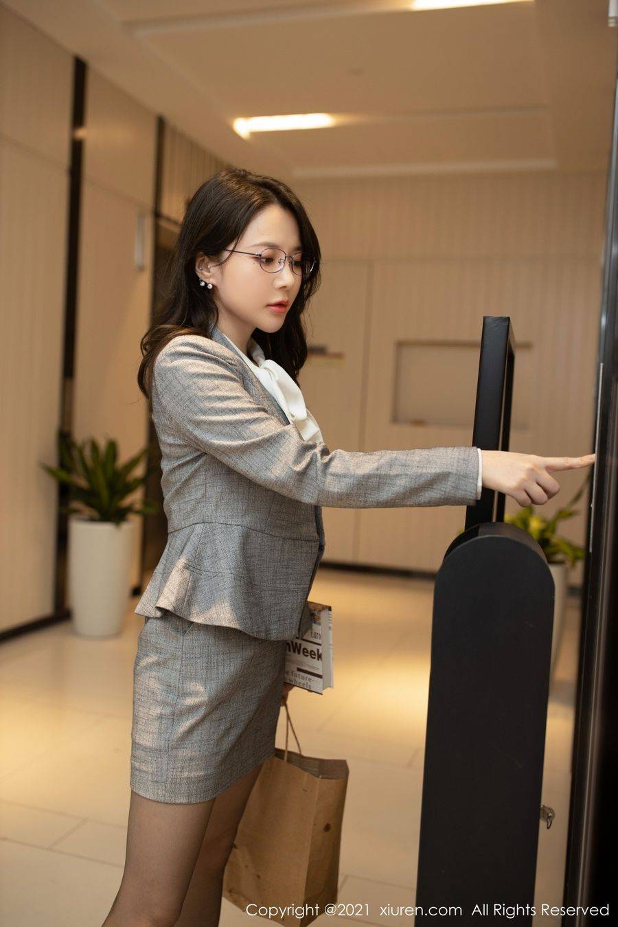 秀人网美女模特鱼子酱Fish黑丝美腿职场OL粉色系江浙沪旅拍-6